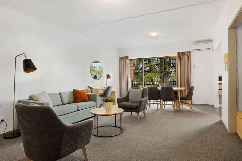 Oxley Court Serviced Apartments Canberra Buitenkant foto