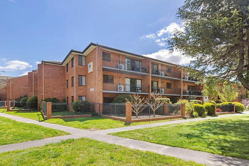 Oxley Court Serviced Apartments Canberra Buitenkant foto
