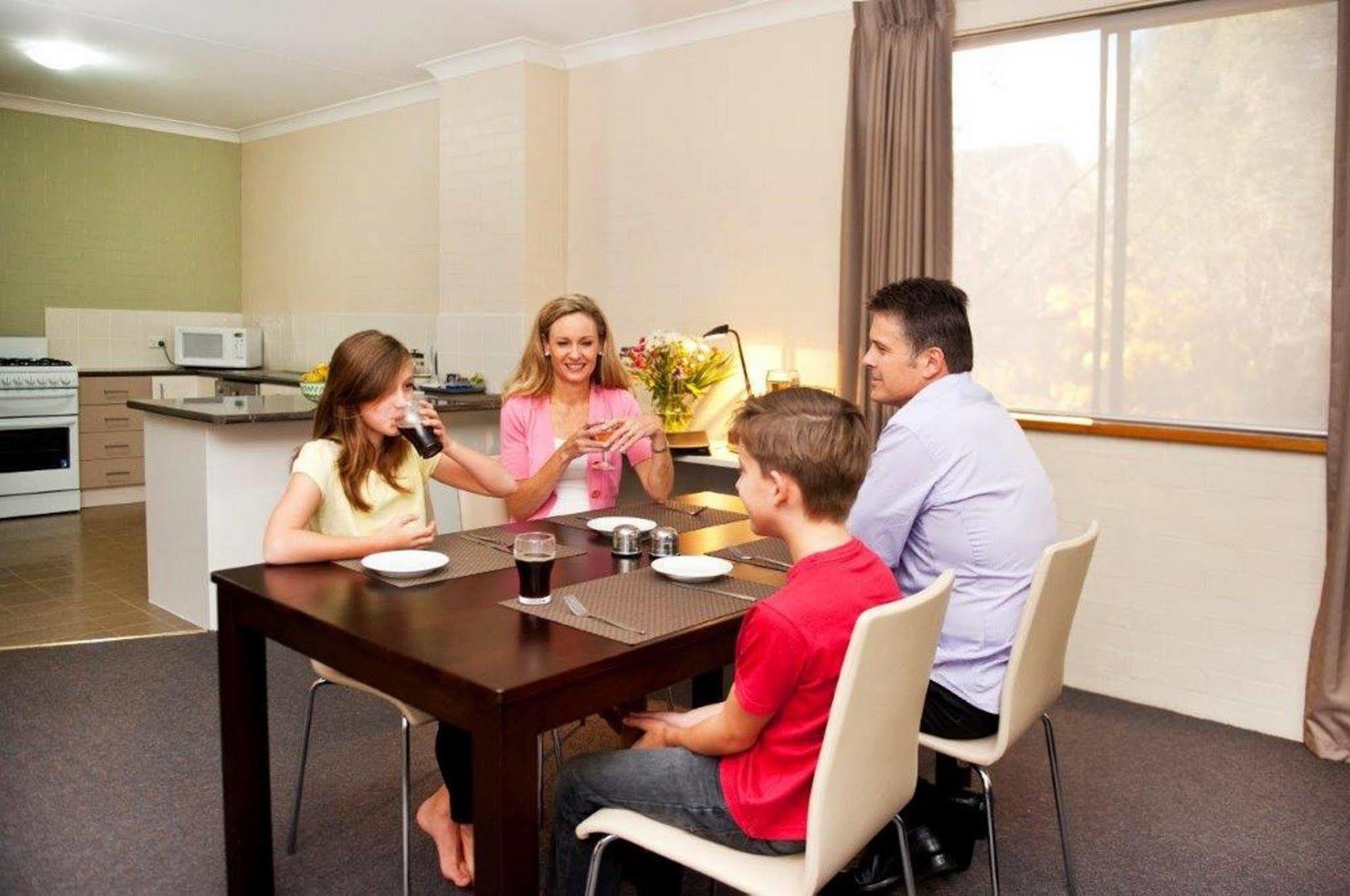 Oxley Court Serviced Apartments Canberra Buitenkant foto